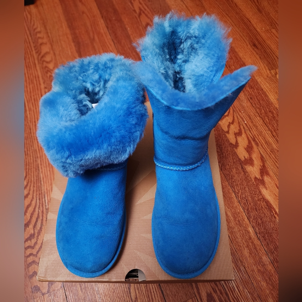 UGG Bailey Button Size 8